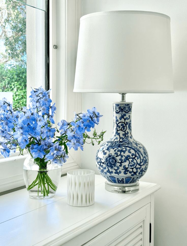 lamp supplier：Discover the Allure of Chinese Blue-and-White Porcelain Table Lamps: A Blend of Tradition and Elegance